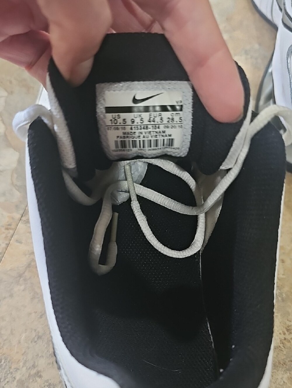 Nike Men’s White and Black Leather Athletic Trainers - Picture 9 of 14